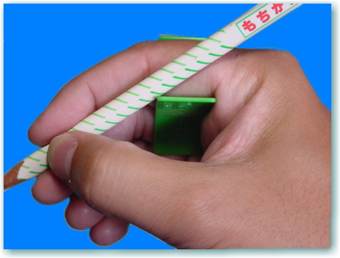 ユビックスは鉛筆を正しく持つための矯正具です